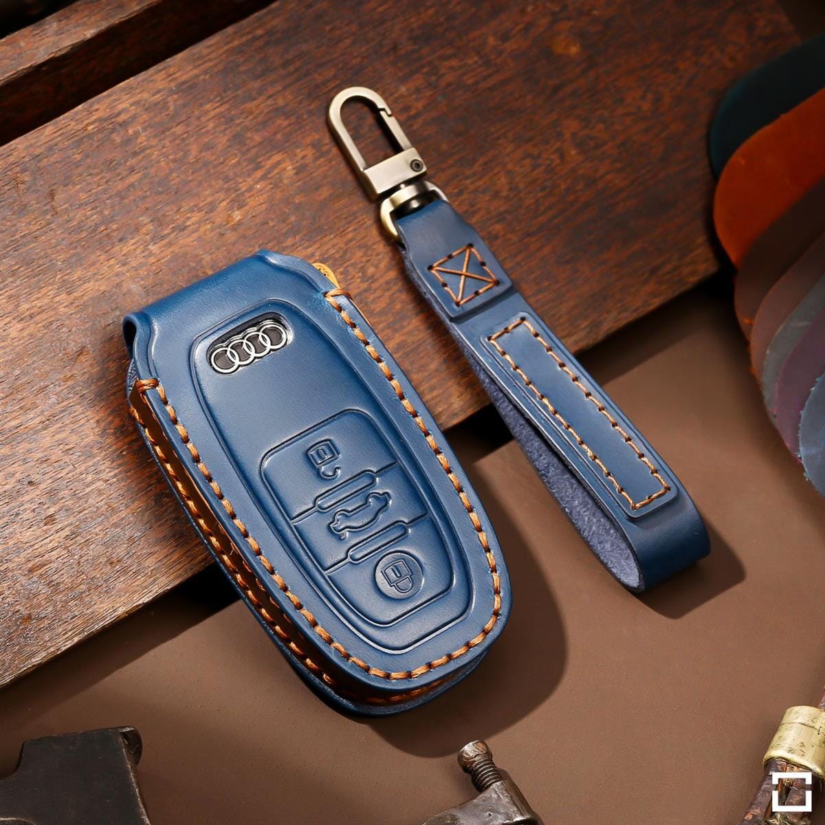 Premium Leder Schlüsselhülle / Schutzhülle (LEK64) passend für Audi Schlüssel inkl. Karabiner + Lederband keyholster.com | the case company blau 